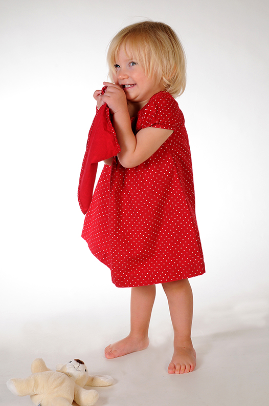 portrait de petite fille à la robe rouge - photographe Doullens
